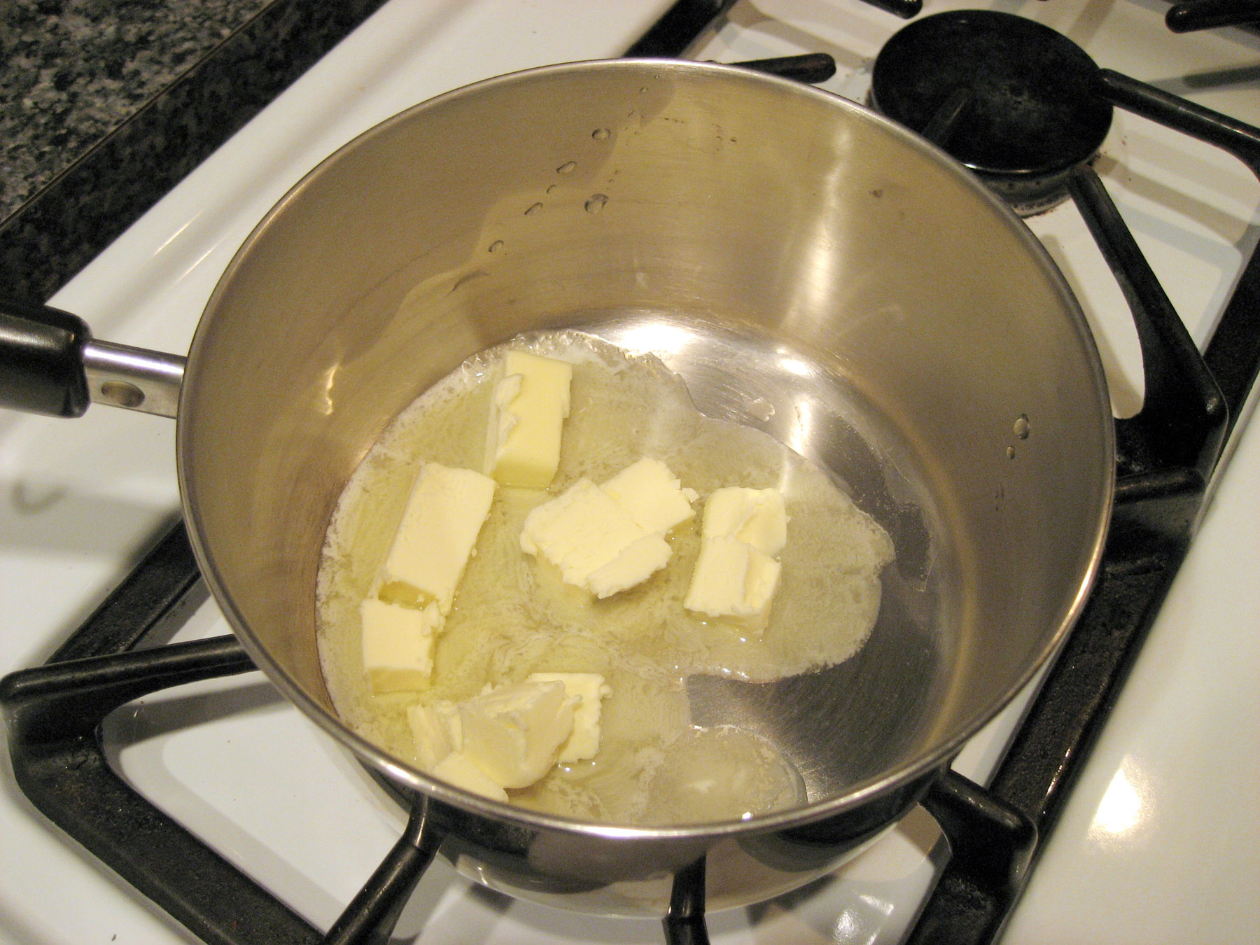 На каком сливочном масле жарить. Суп с маслом. Сливочное масло в кастрюле. Чем заменить топленое масло. Перетопленное сливочное масло как называется.
