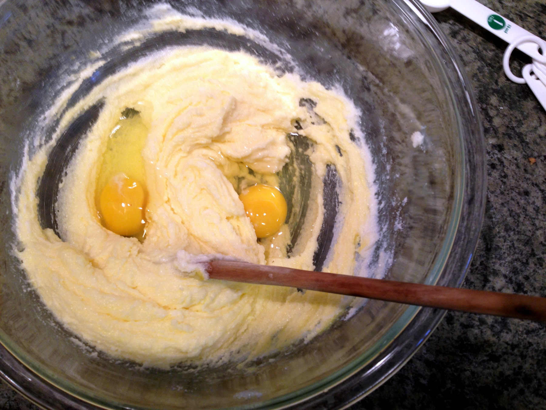 Сдобное тесто сливочное масло. Как приготовить сдобное тесто приготовление пошаговое фото. Из яйца с сахаром бездрожжевые. Добавление уксуса в тесто для рогаликов. Когда добавлять краситель в сдобное тесто.